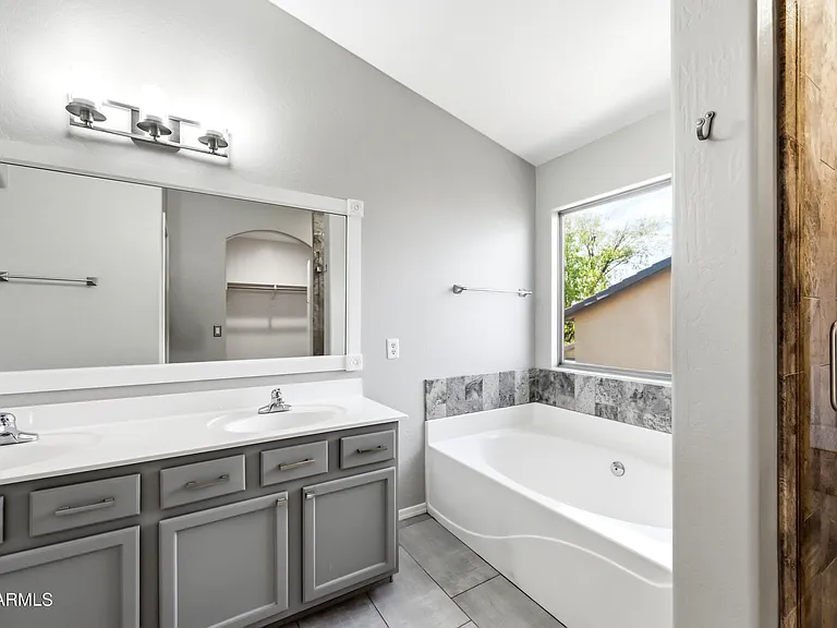 3289 E Waterman St — Photo 24