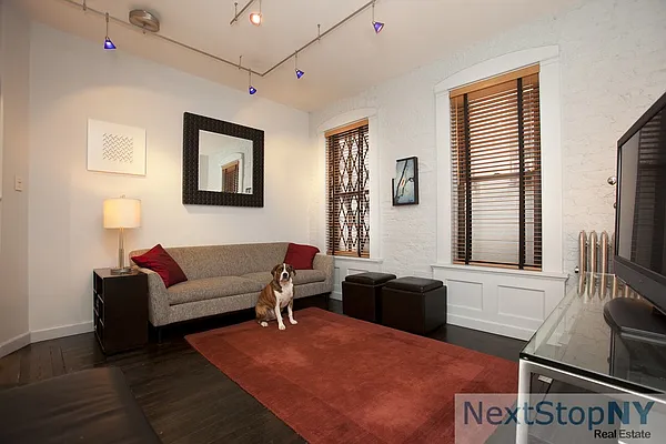Sold by NextStopNY | media 24