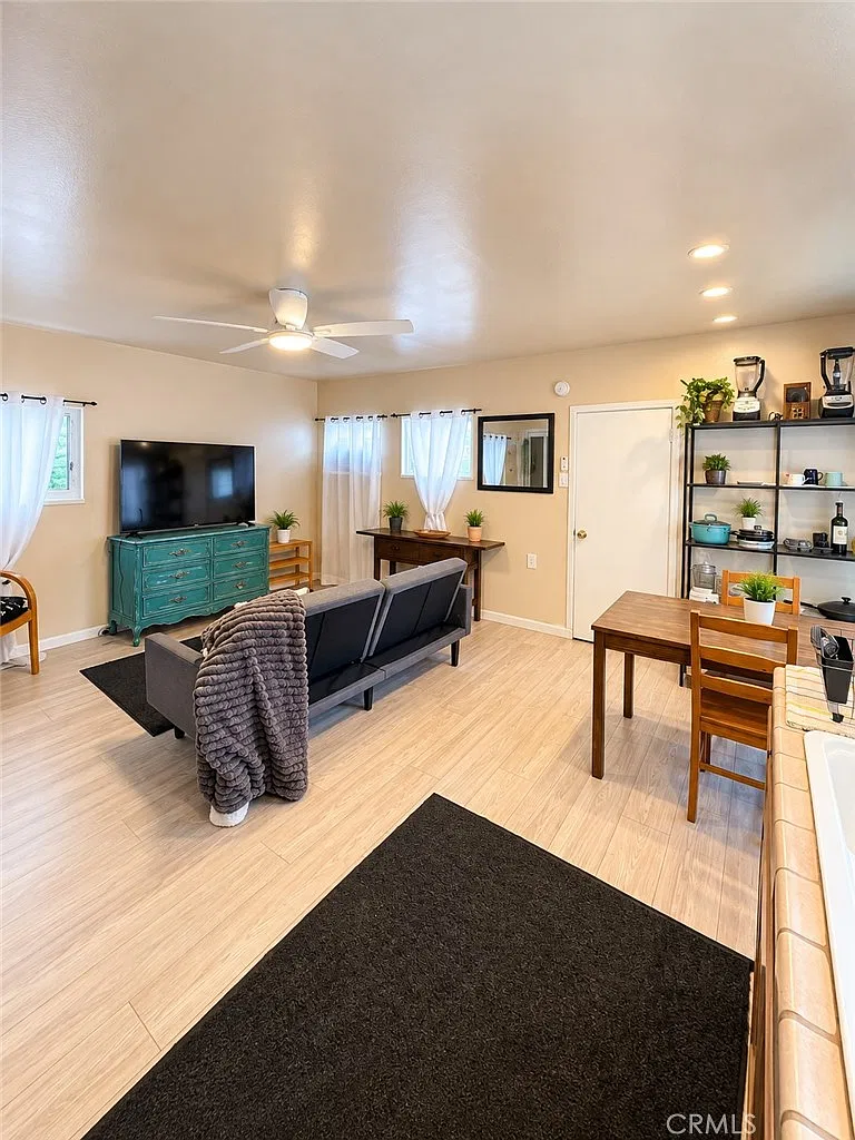 1 bed, 2916 sqft, $2,200 — Photo 2
