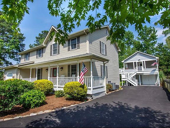 Driveway leading up to the apartment.