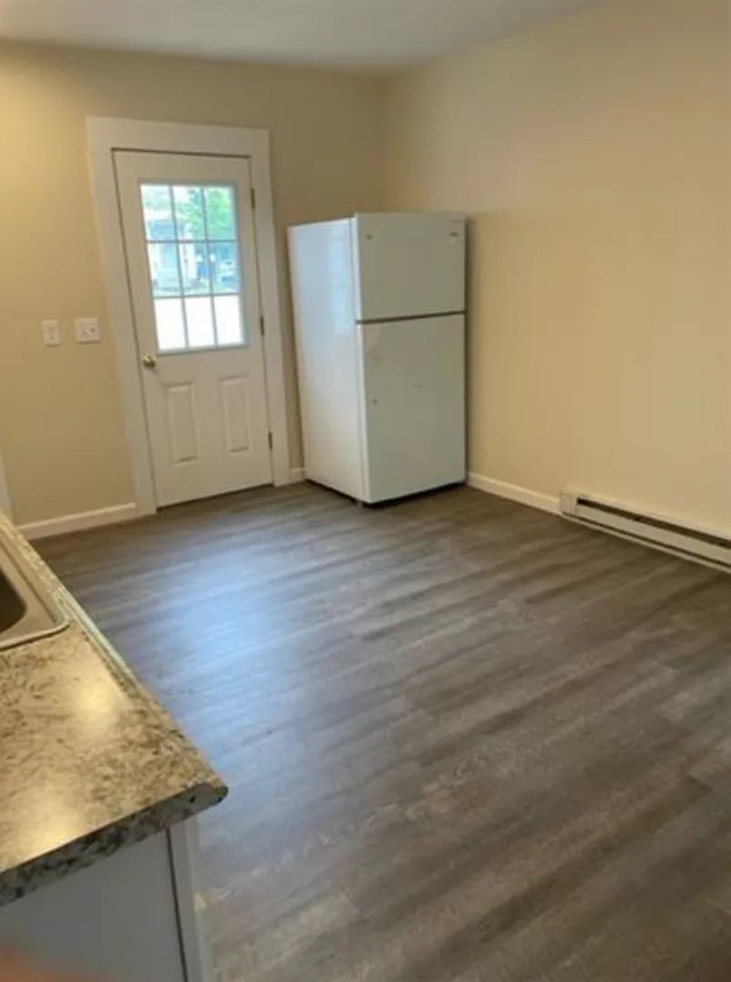 3 Bedroom, 1 Bathroom — Photo 4