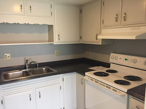 Kitchen appliances, stove and refrigerator provided
