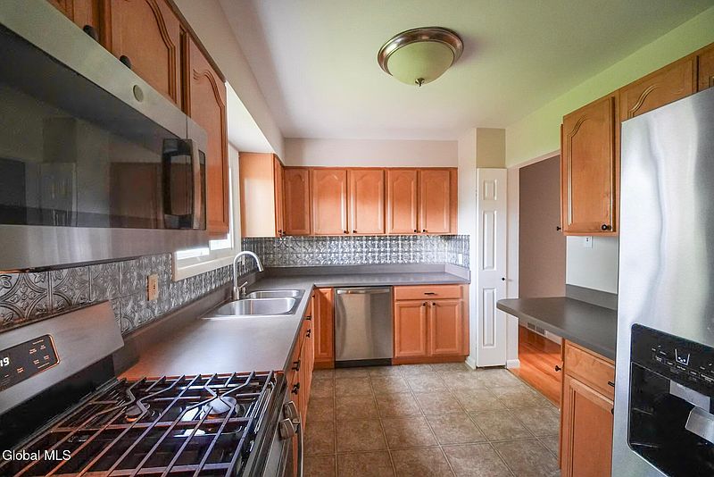 5th image of 24 Harold Avenue