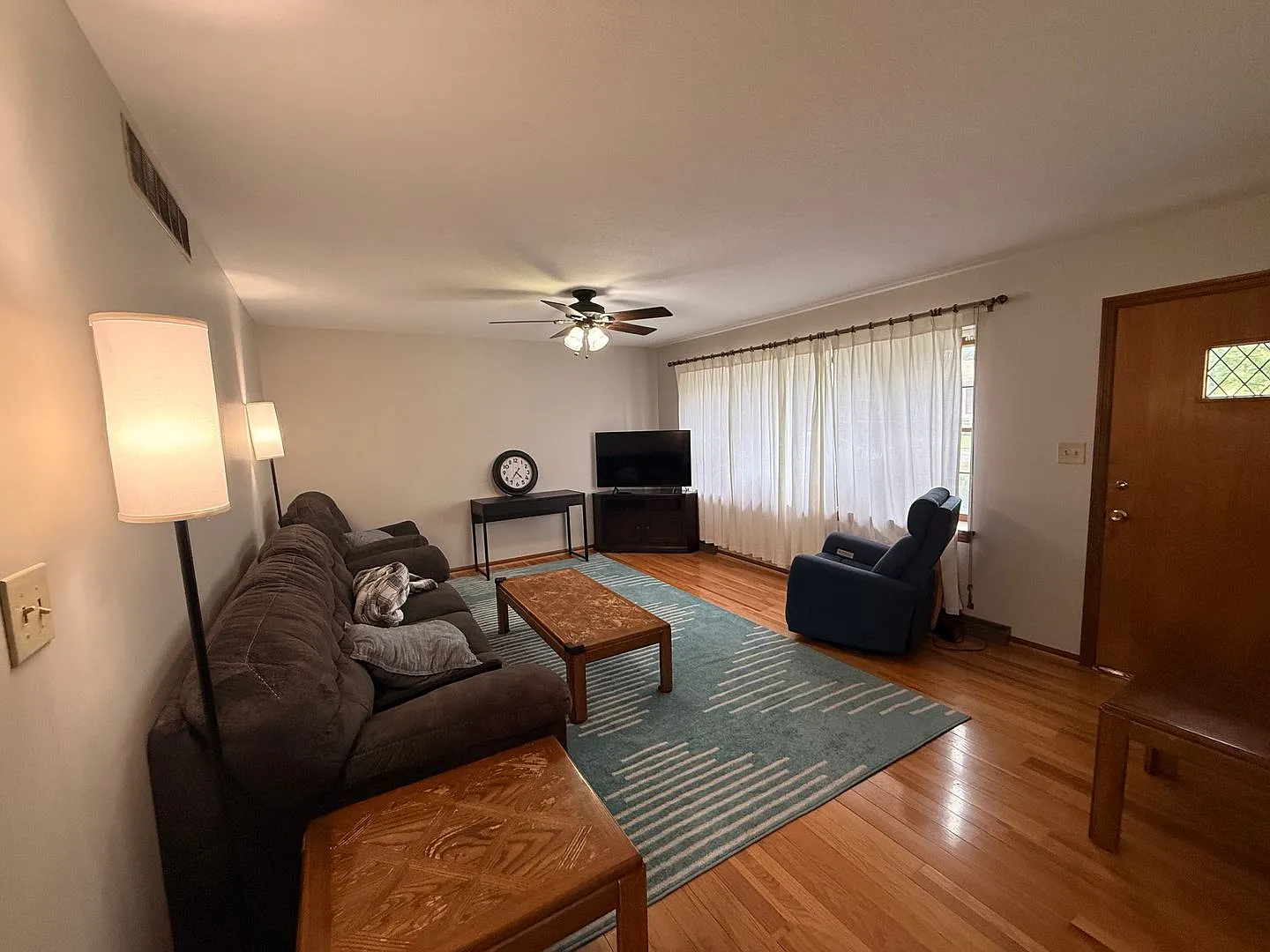 Very cool 4 Bed 3 Bath House — Photo 4