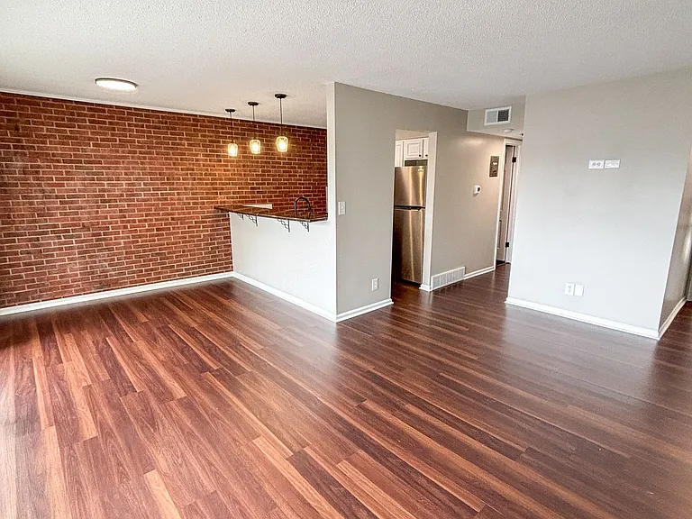 4724 Belleview Ave — Photo 2