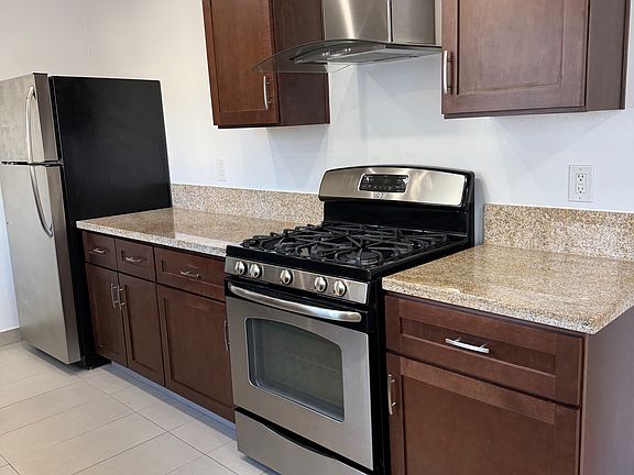 5th image of 949 Euclid St APT 12