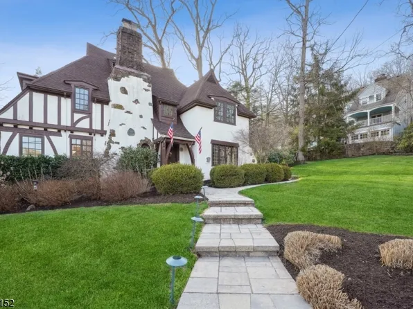 8 Crestwood Dr, Maplewood Twp., NJ 07040