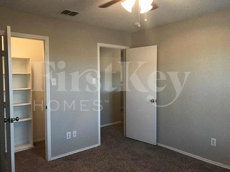 429 W Clover Park Dr — Photo 37