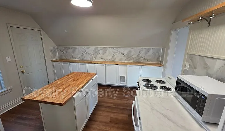 617 E 8th St #2 — Photo 2