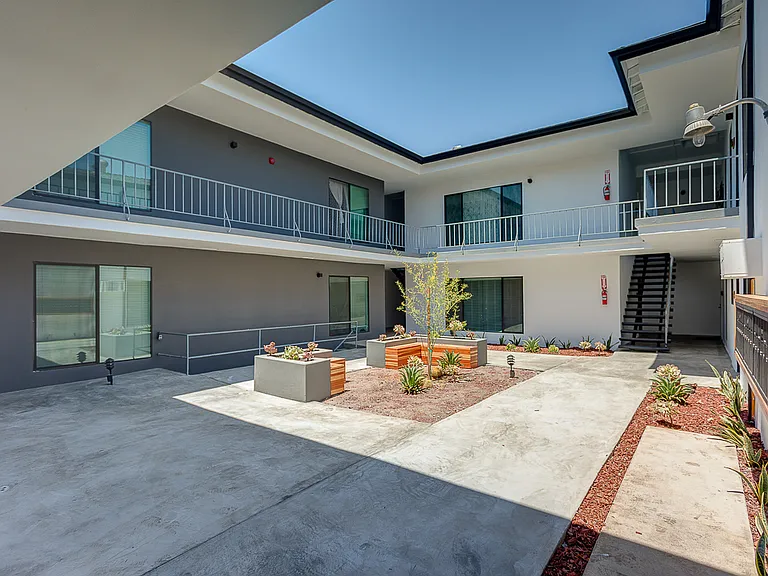 2827 S La Brea Ave #18 — Photo 12