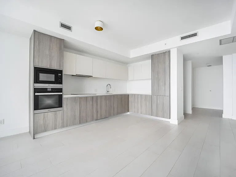2900 NE 7th Ave #304 — Photo 5