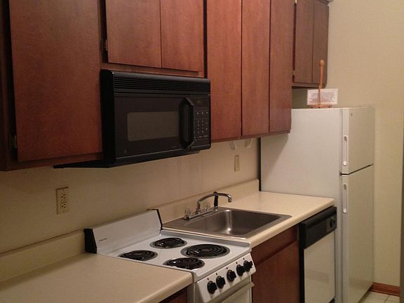 4th image of 200 N Montgomery St