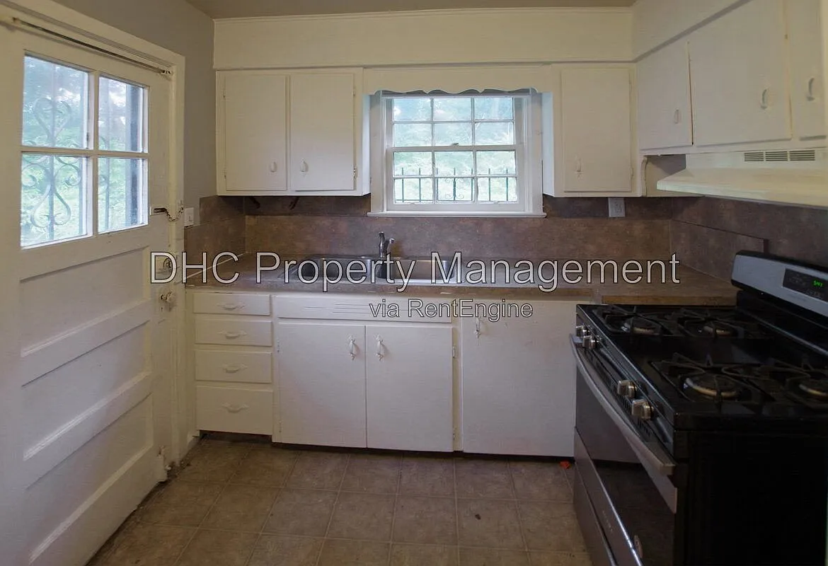 3 bed, 1.0 bath, 1056 sqft, $1,750 — Photo 4