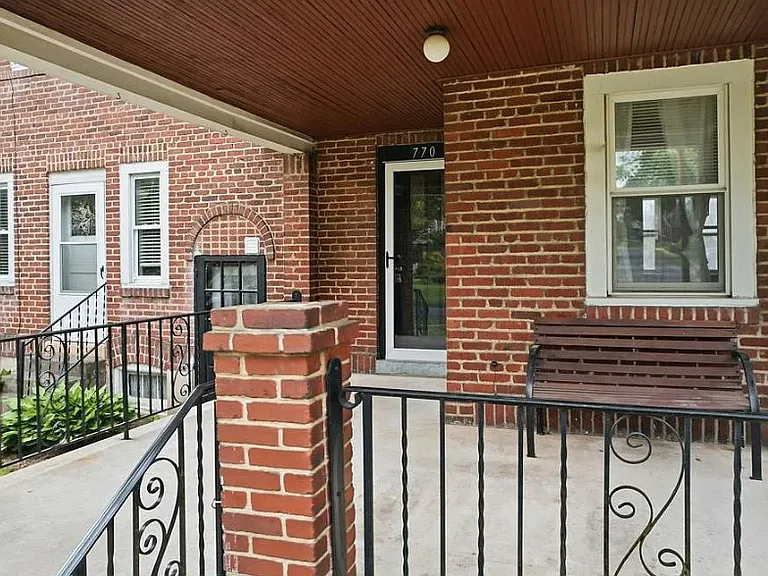 770 E Washington Ave — Photo 2