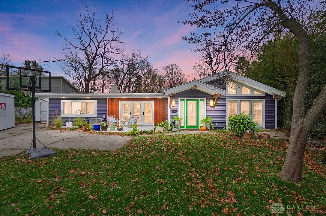 111 Allen St photo 1