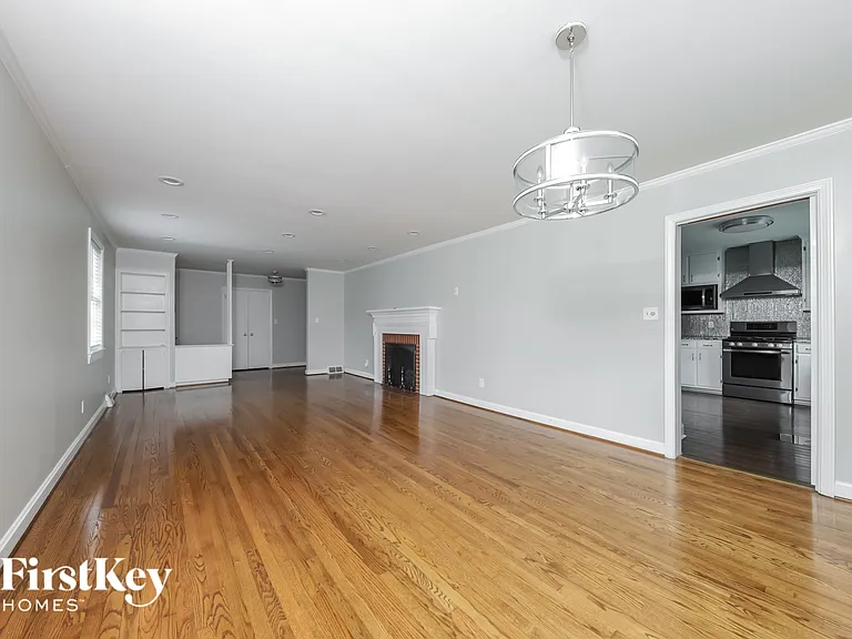 705 Evergreen Ave — Photo 2