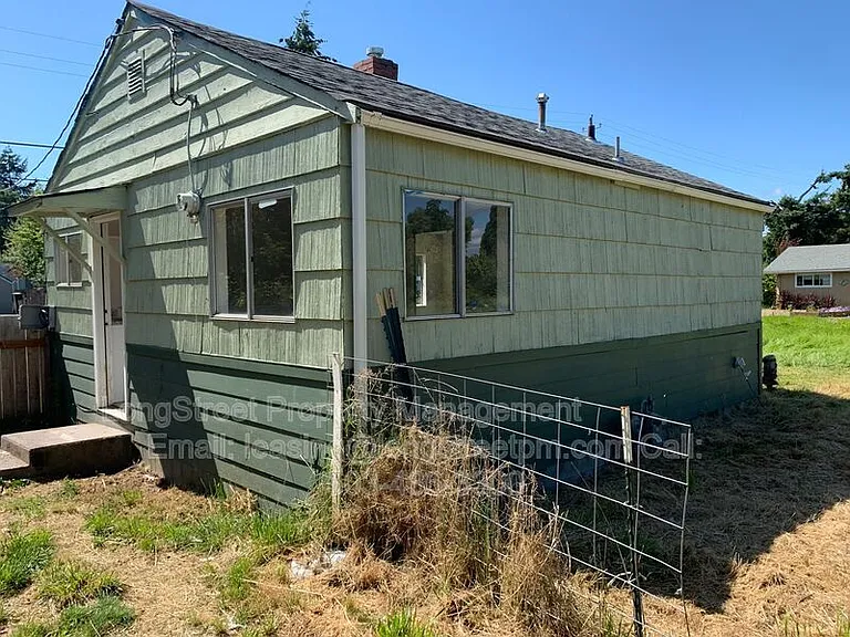 2425 SW Pickford St — Photo 2