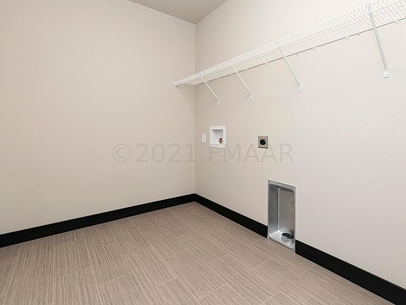 5th image of 448 Hampton Dr W