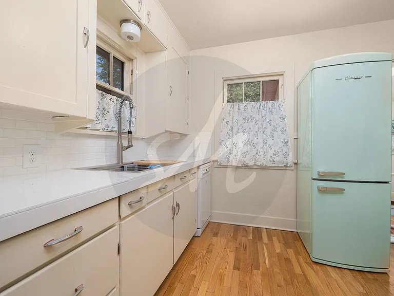 615 E Washington St — Photo 8