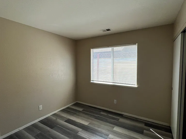 2752 Houston Ave — Photo 13