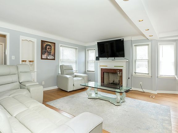 5th image of 18903 Strathmoor St