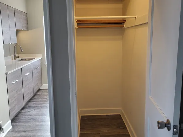 324 8th St, Bettendorf, IA