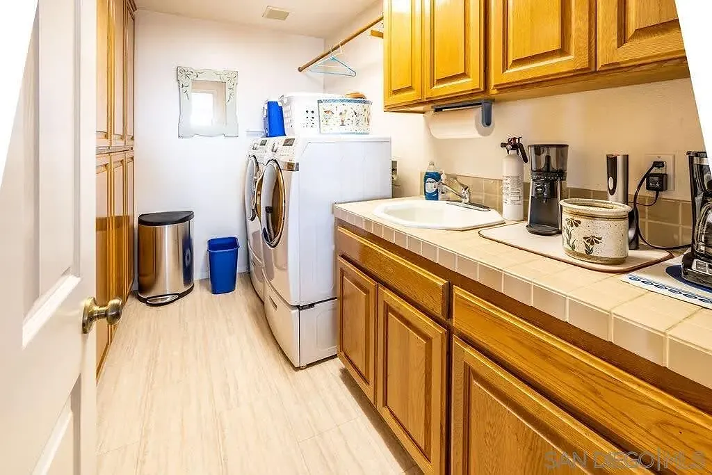 3 bed, 2.5 bath, 3091 sqft, $7,900 — Photo 3