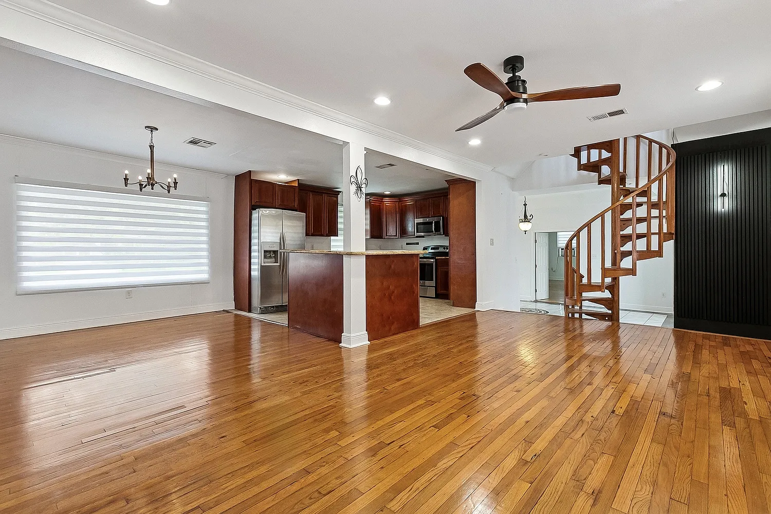 2135 Mirabeau Avenue — Photo 3