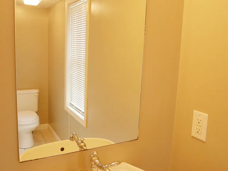 2622 E Oaklawn Ct — Photo 4