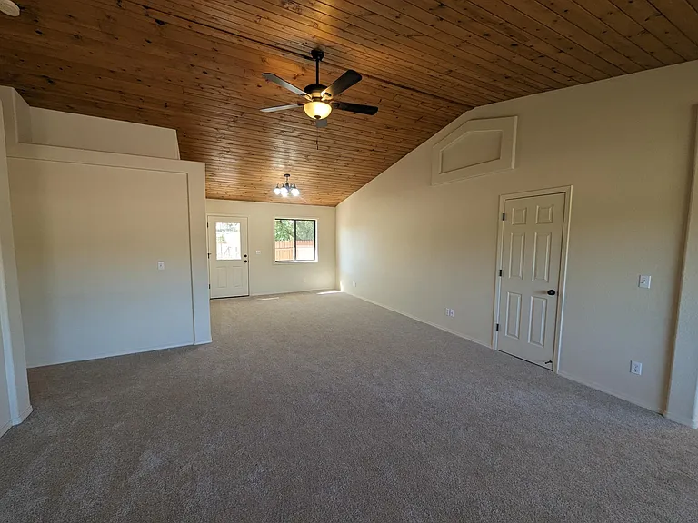 211 N Heritage Ln — Photo 5