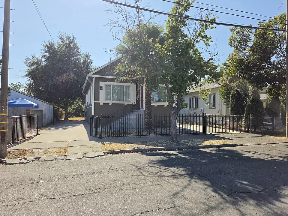621 N Sierra Nevada St