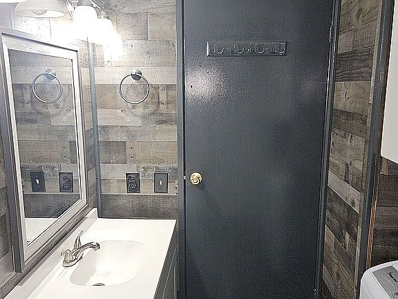 Bathroom vanity