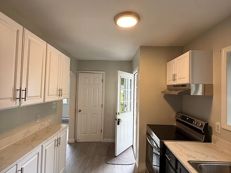 1201 Stafford Ave — Photo 1