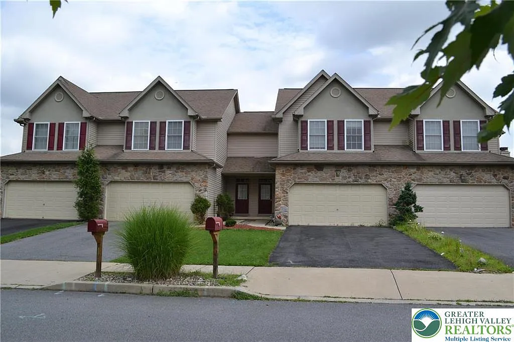3 bed, 2.5 bath, 1716 sqft, $2,599 — Photo 2