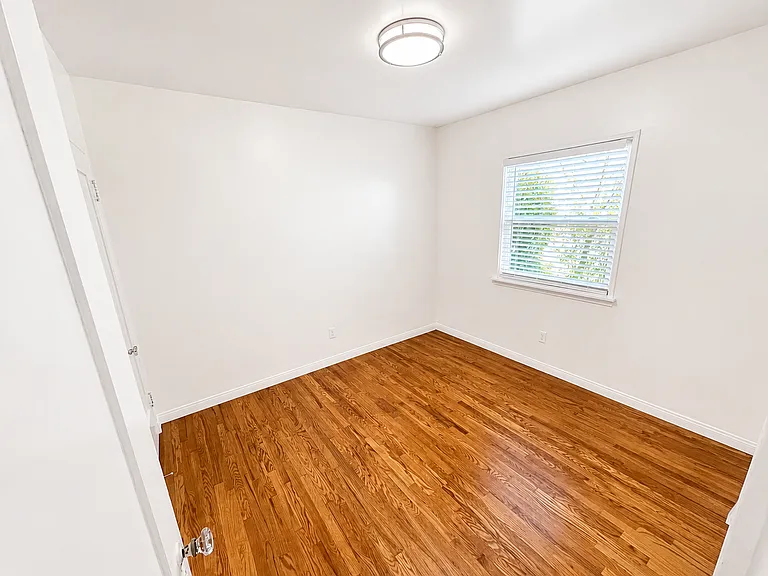 Completely Remodeled Spanish Style Midtown Apartment! Air Conditioning! — Photo 17