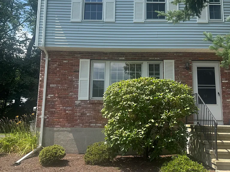 84 Parade Hill Rd — Photo 2