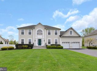 3 Pin Oak Ct, Kendall Park, NJ 08824