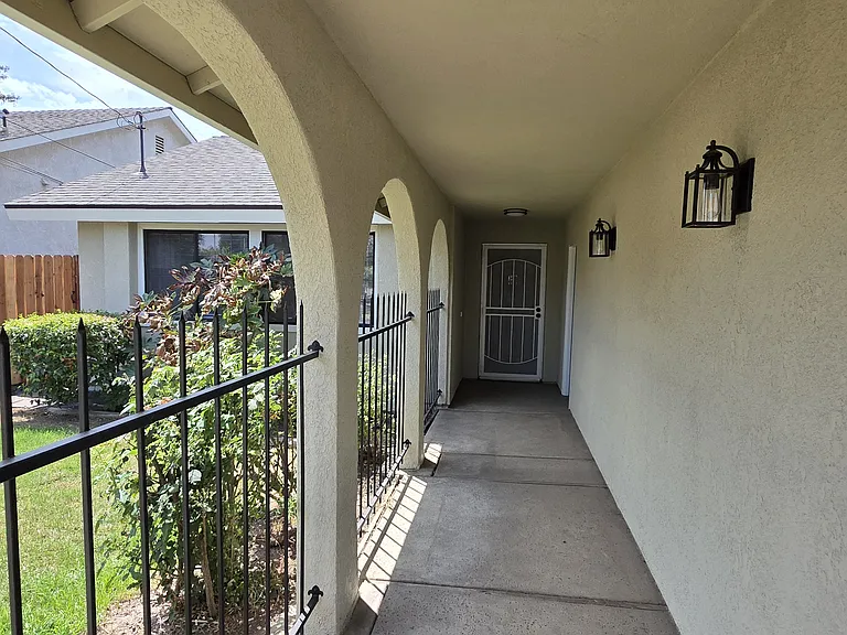 4027 W Tulare Ave — Photo 3