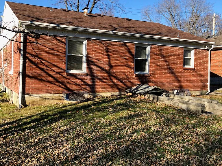 135 Willis Ave — Photo 4