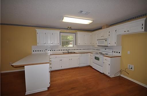 2nd image of 2763 Laura Ln