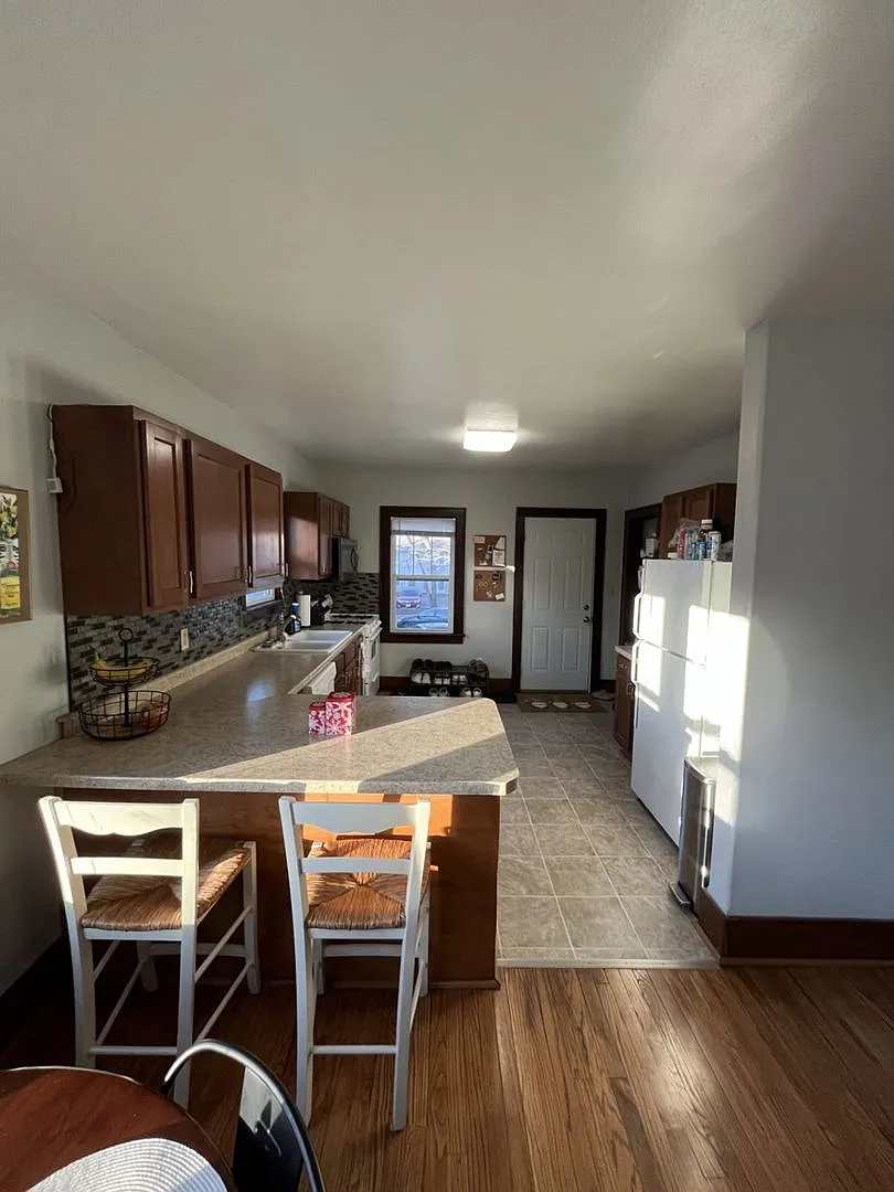 4-Bedroom Near UI Campus & Downtown | Front Porch & Parking — Photo 3