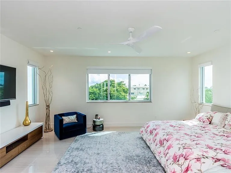 240 Shore Ct — Photo 21