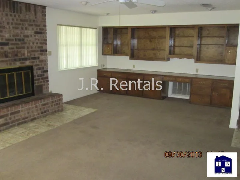 3 bed, 2.0 bath, 1826 sqft, $1,400 — Photo 4