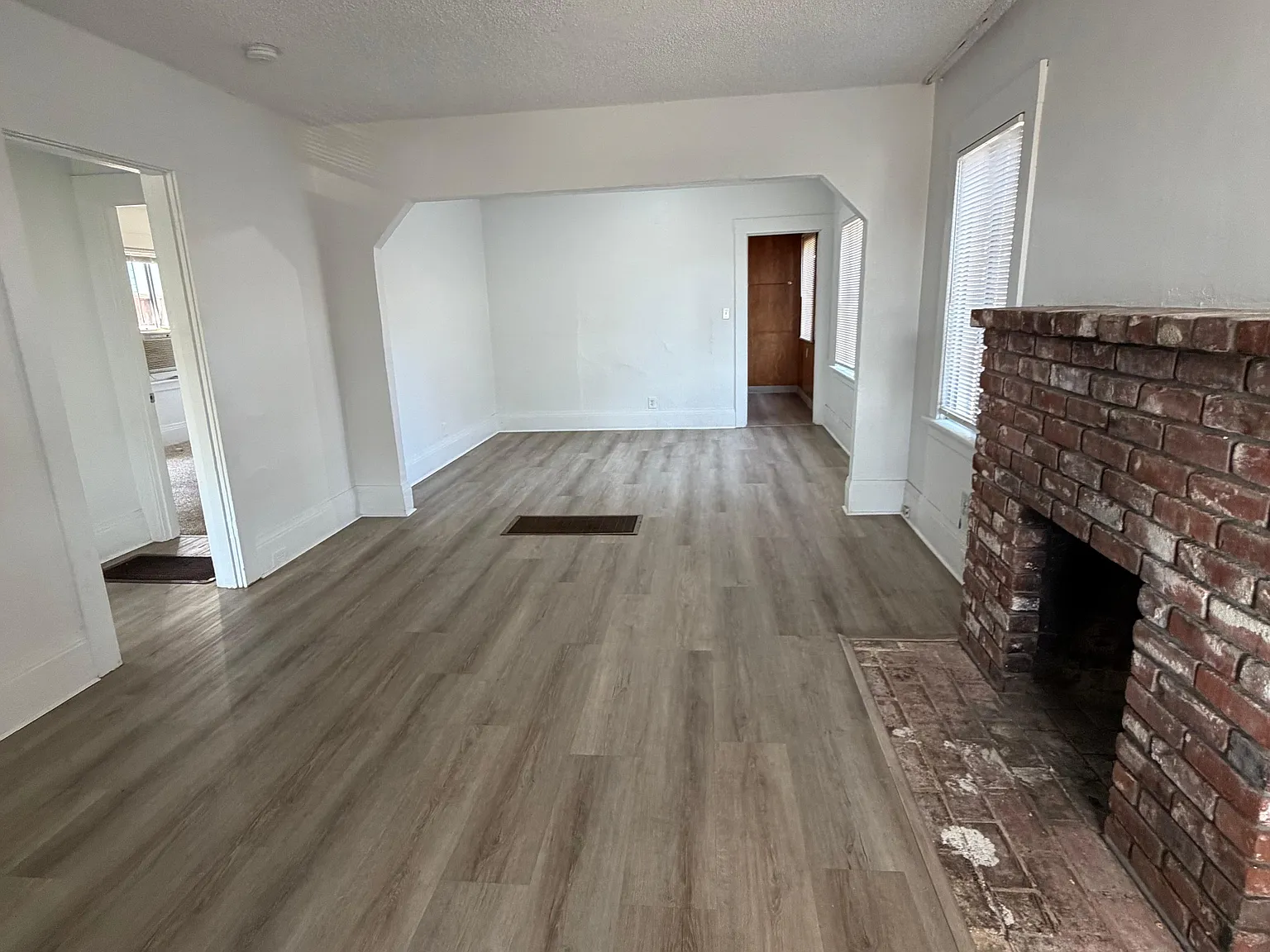 3 bed, 1100 sqft, $2,995 — Photo 2