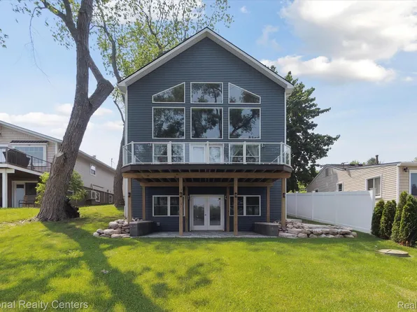 6130 Bullard Rd, Fenton, MI 48430