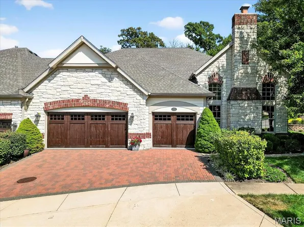 258 Meadowbrook Country Club Est, Ballwin, MO 63011