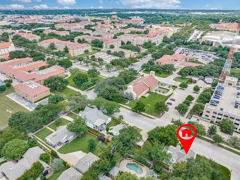 You can walk to TCU or Colonial County Club!