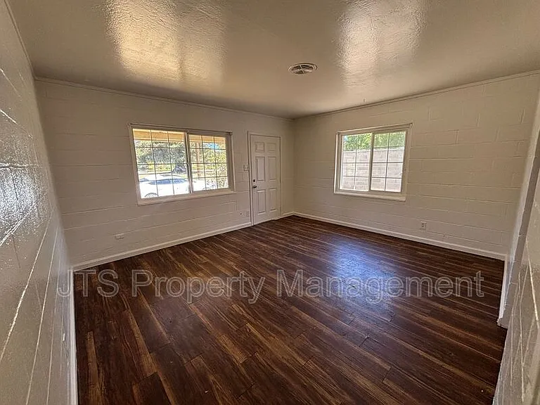 5912 21st Ave — Photo 3