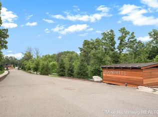 6535 Round Hill Ct SE, Grand Rapids, MI 49546