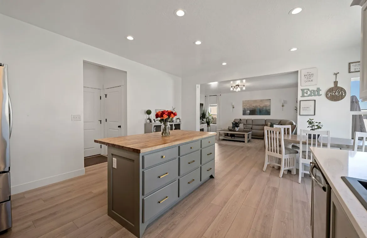 3 bed, 2.5 bath, 3200 sqft, $3,100 — Photo 3